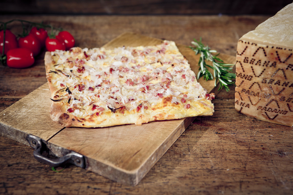 Italienischer Flammkuchen mit Tiroler Speck und Grana Padano ...