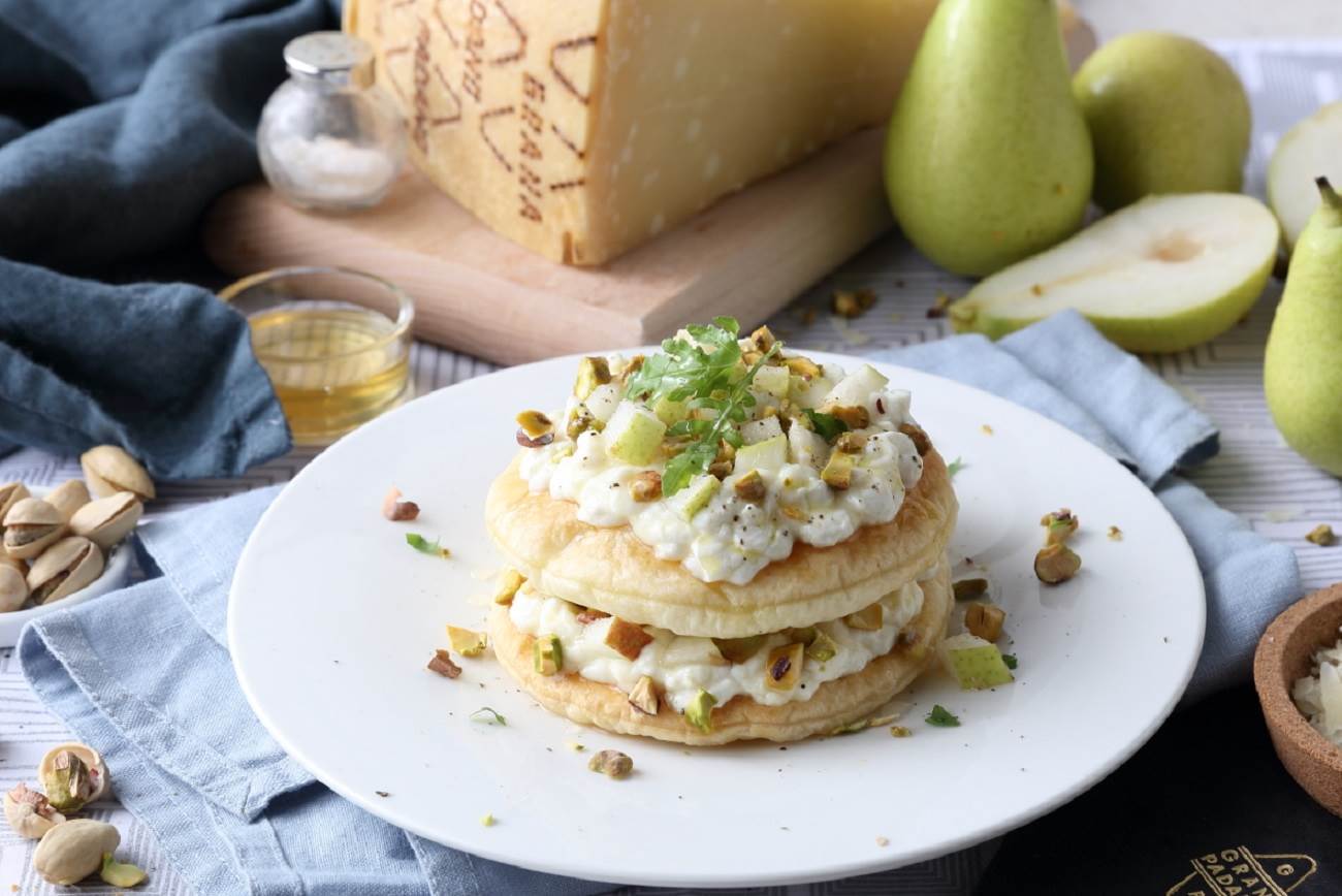 Blätterteig Millefeuille mit Birnen, Grana Padano-Mousse, Rucola und Pistazienkernen 
