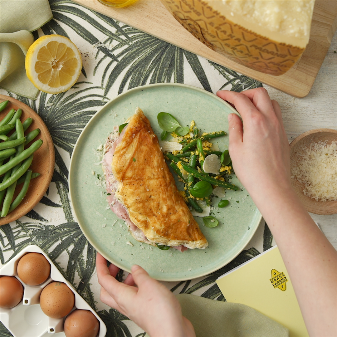 Eiweiß-Omelette mit Schnittlauch, gekochtem Schinken, Kirschtomaten ...