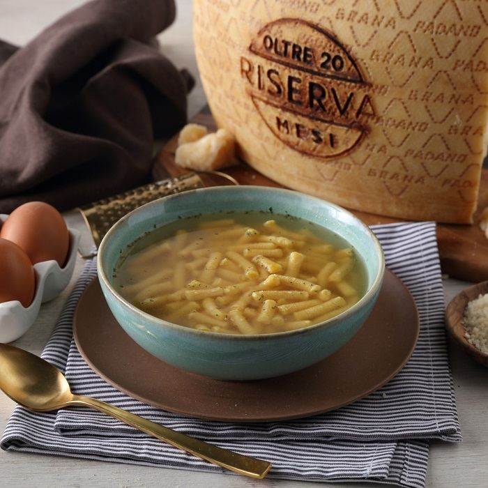 Bouillon de passatelli et Grana Padano Riserva