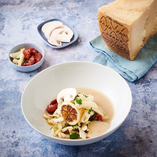 Seiche grillée, purée de topinambour au Grana Padano, pesto de noisettes du Piémont et Grana Padano 
