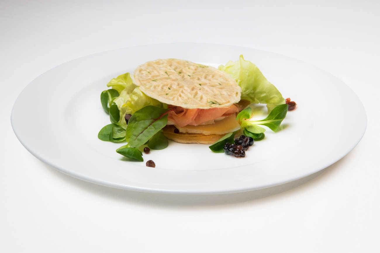 Canestrello di Borgofranco d’Ivrea salato alle erbe fini con Grana Padano Riserva Oltre 20 mesi, crudo di Parma e insalatina con sfere al balsamico