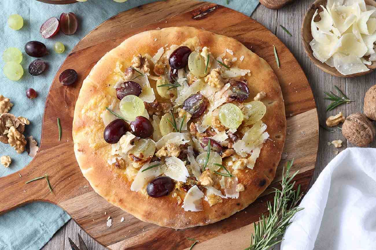 Pizza con uva, noci e Grana Padano DOP, Piatti unici, ricette con formaggio