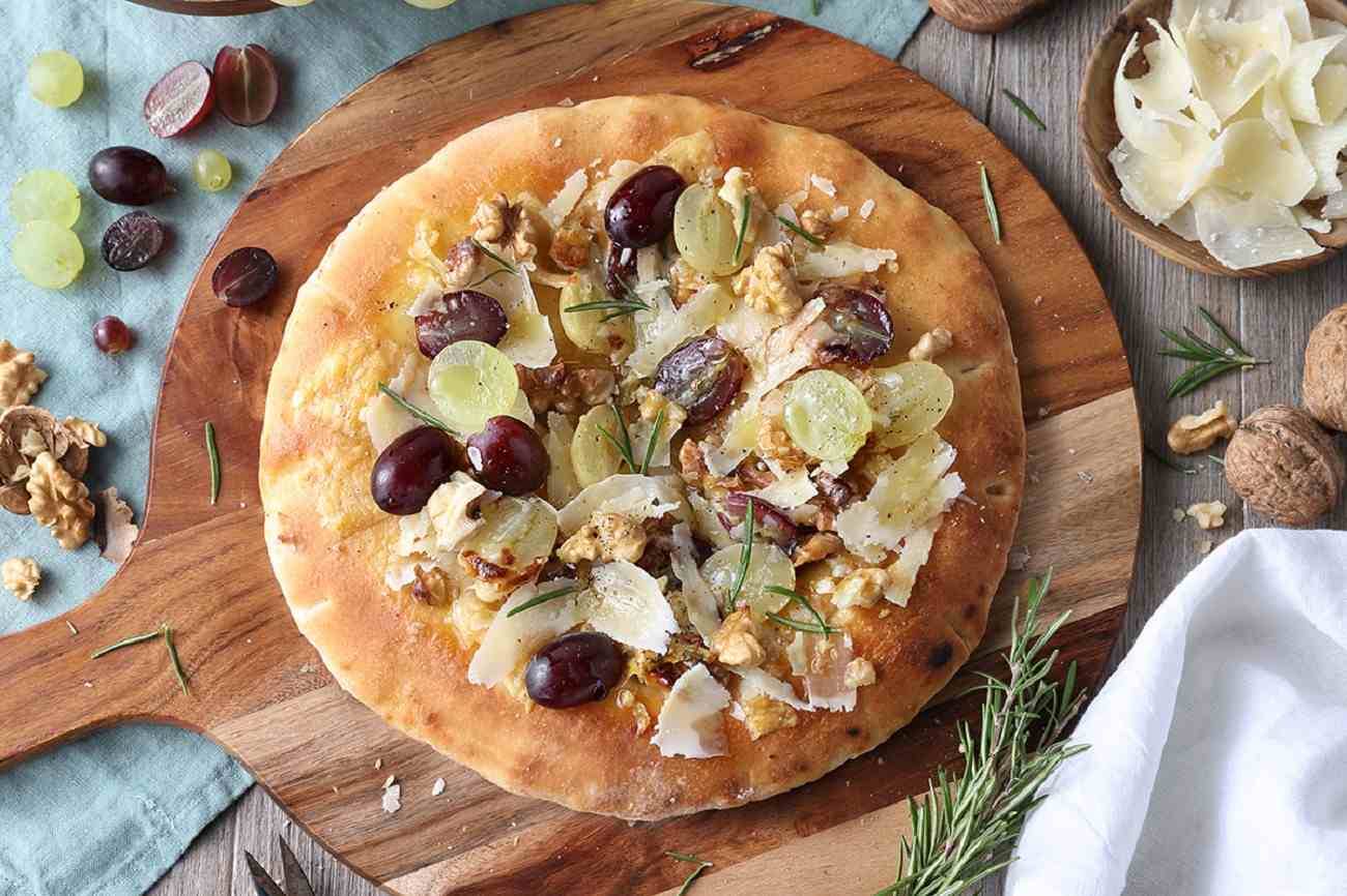 Pizza de queso Grana Padano con uvas y nueces