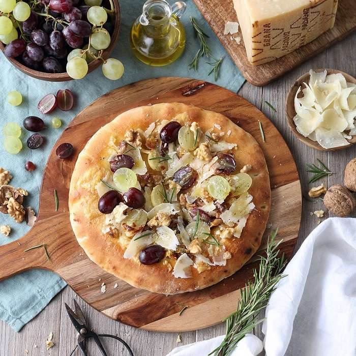 Pizza de queso Grana Padano con uvas y nueces