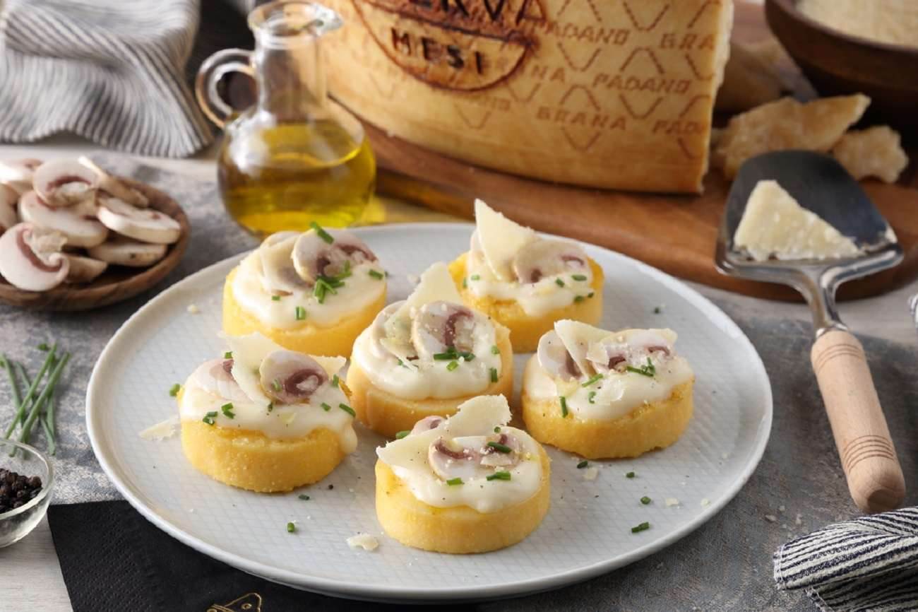 Polenta-Taler mit Grana Padano „Riserva”, Pilzen und Schnittlauch