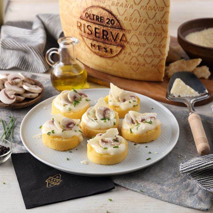 Polentine con crema di Grana Padano Riserva, funghi ed erba cipollina