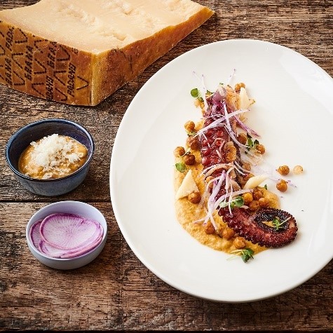 Poulpe grillé et pois chiches, houmous au Grana Padano   