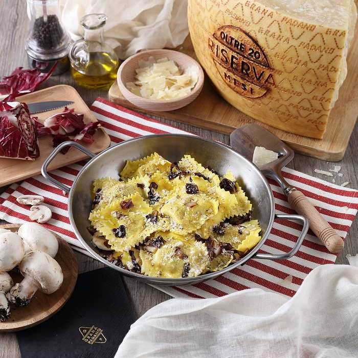 Pilz-Ravioli mit sautiertem Radicchio und Grana Padano DOP (g. U.) „RISERVA”