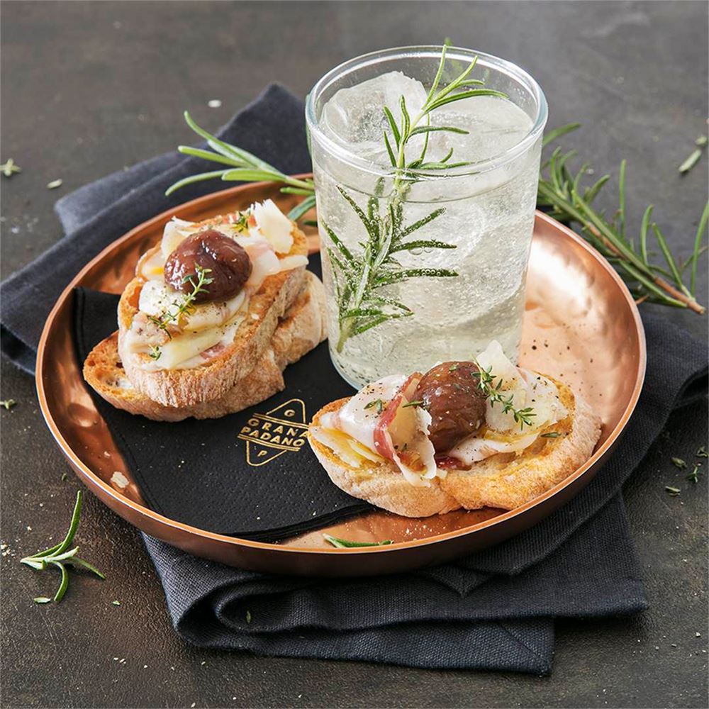 Gin Tonic au romarin, tartines aux châtaignes et flocons de Grana Padano 