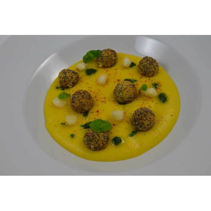 Crema di riso allo zafferano e cardamomo,  crocchette di ceci al Grana Padano e papavero