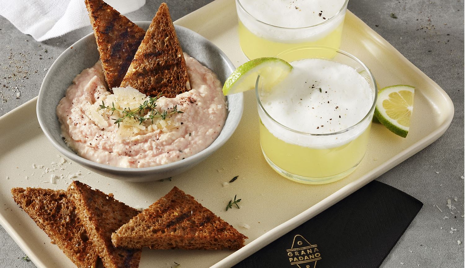 Pisco Sour Cocktail und Mousse aus gekochtem Schinken, Majoran, Minze, Zitrone, Croutons und Grana Padano Riserva 