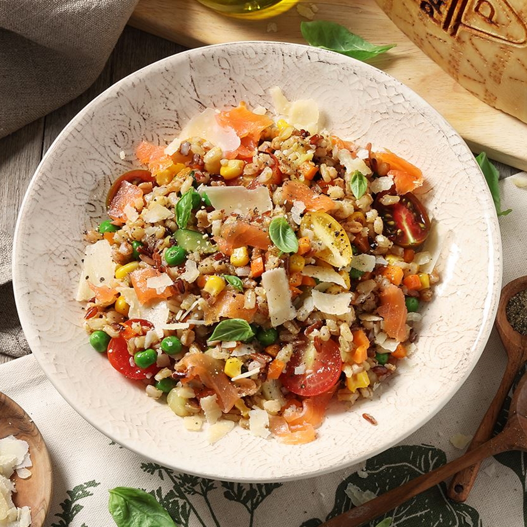 Ensalada de cebada con verduras, salmón ahumado y Grana Padano