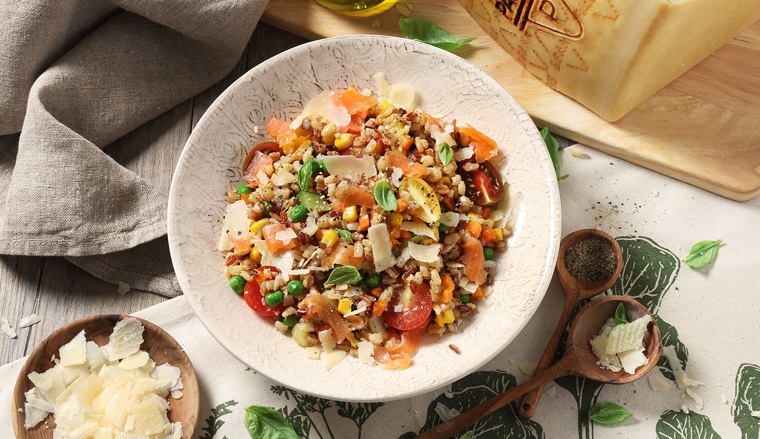 Insalata di orzo con verdure, salmone affumicato e Grana Padano