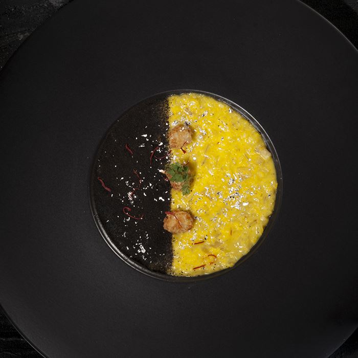 Risotto giallo alla Milanese con pistilli di zafferano e polvere di liquirizia