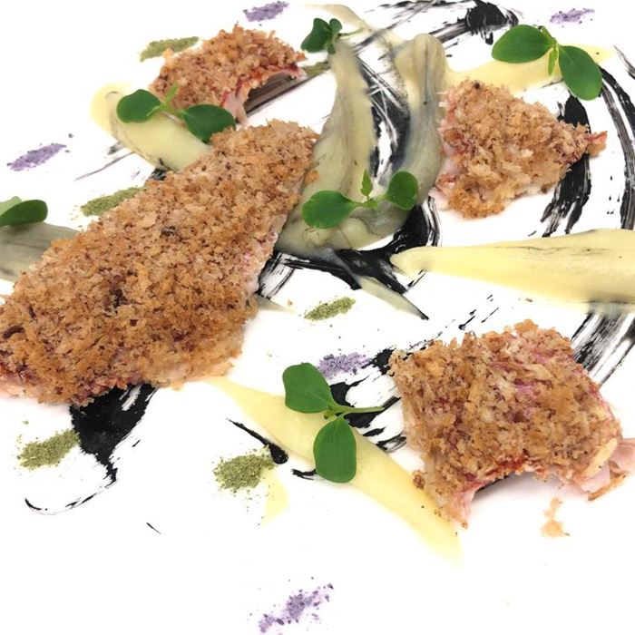 Triglia di scoglio in crosta di Grana Padano con crema di patate e nero di seppia