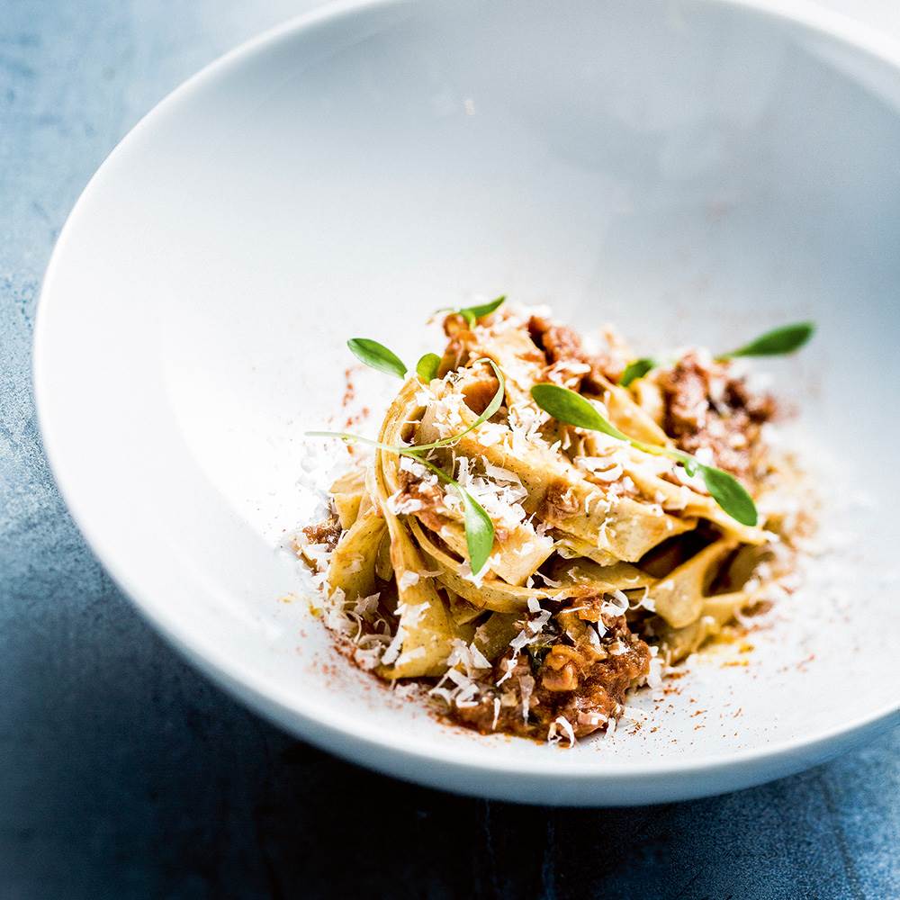 Tagliatelle de pâtes fraîches aux cinq céréales, ragoût de cerf, Grana Padano et pousses de coriandre