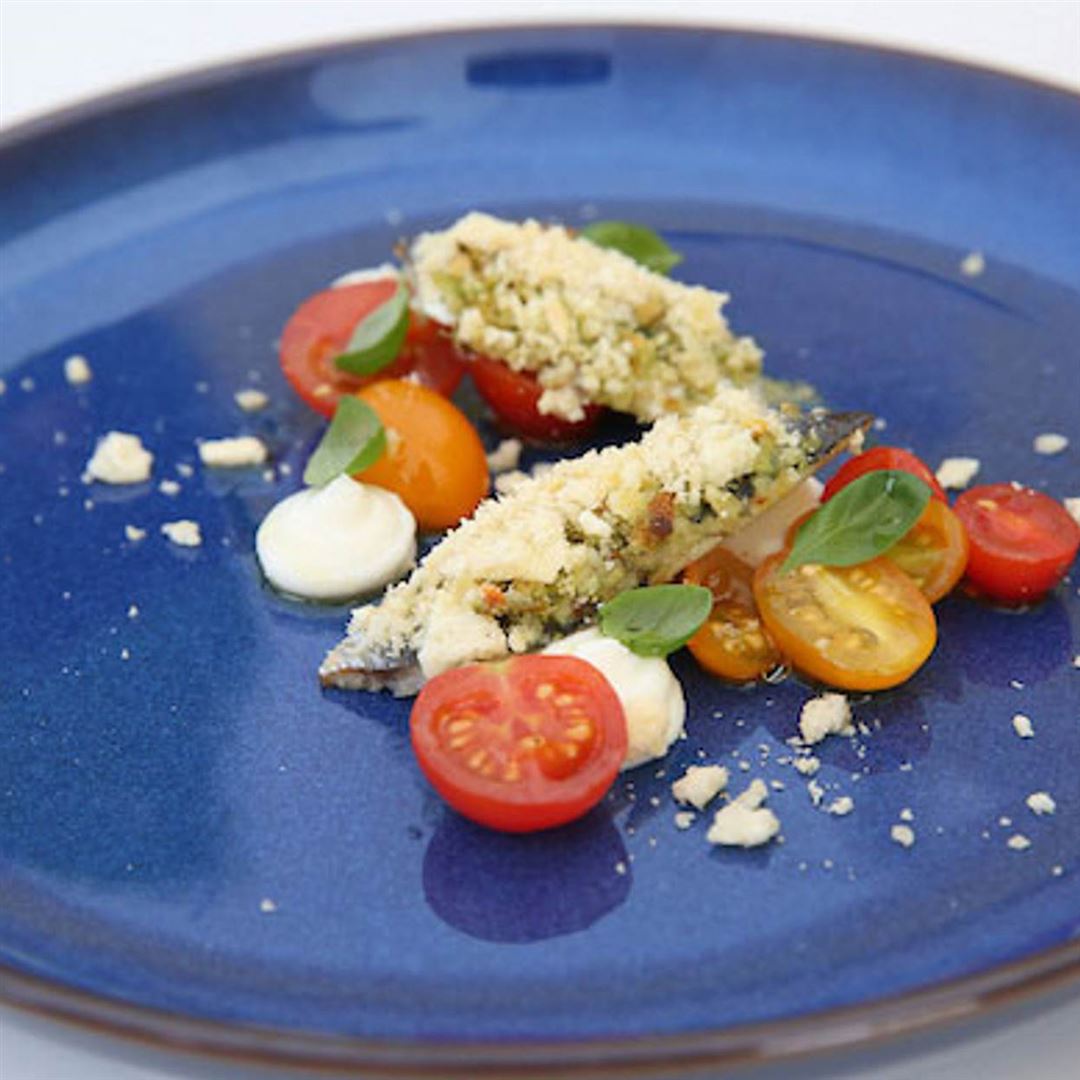 Sardine gratinate al Grana Padano con insalata di pomodori