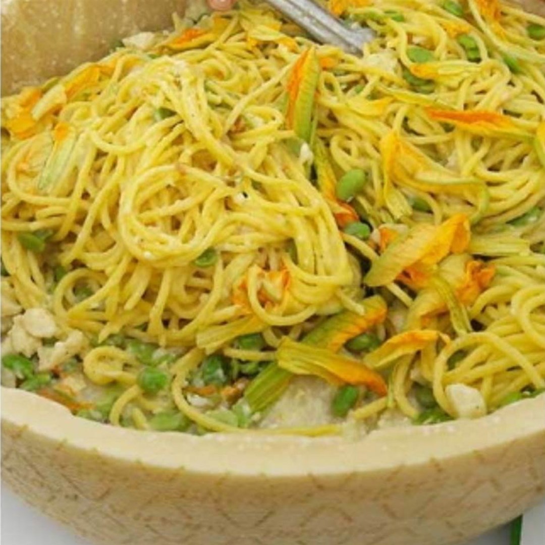 Tonnarelli cacio e pepe con Grana Padano, fave e fiori di zucchine