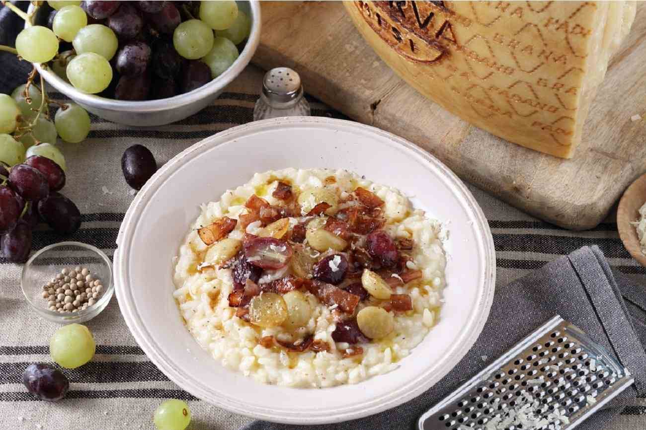 Risotto mit Trauben, rohem Schinken und Grana Padano DOP (g. U ...
