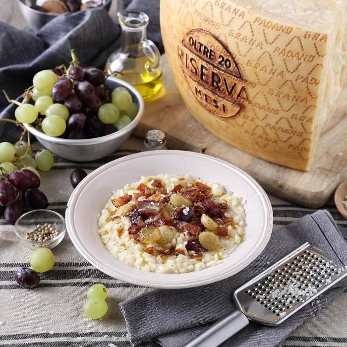 Risotto mit Trauben, rohem Schinken und Grana Padano DOP (g. U.) „RISERVA”