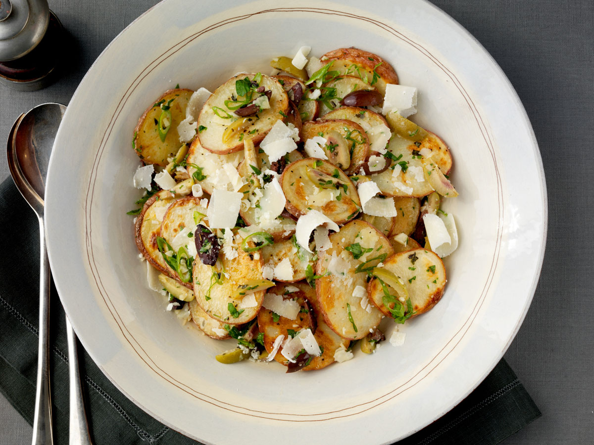 Kartoffelsalat aus gerösteten Kartoffeln mit Oliven und Grana Padano ...