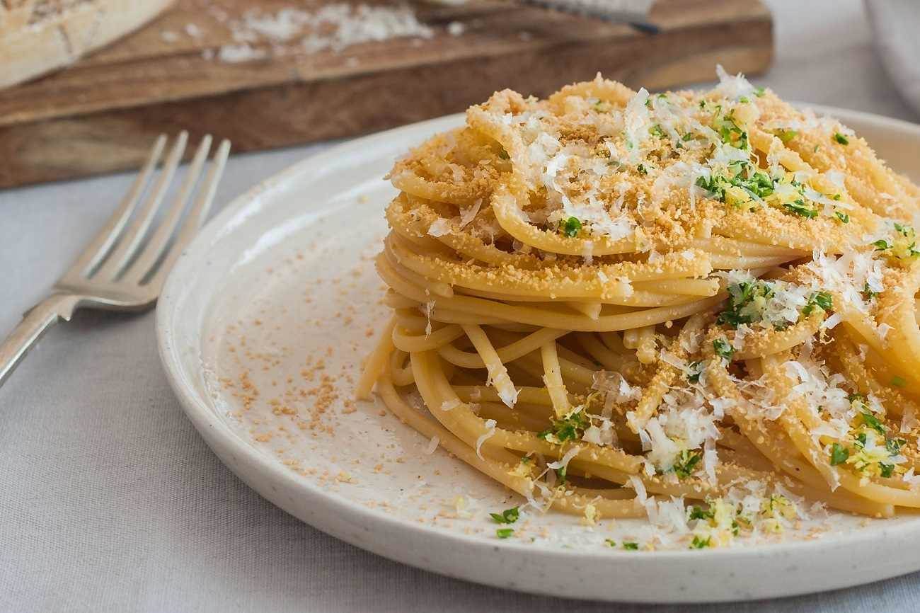 Spaghetti mit Grana Padano, getoastete Brotkrümel und Gremolata