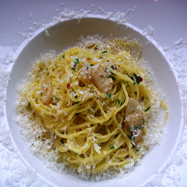 Spaghettini with oil and garlic