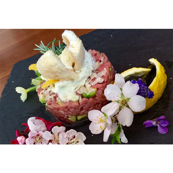 Tartare di fassona con gelato rosmarino e lime con crosta soffiata di Grana Padano