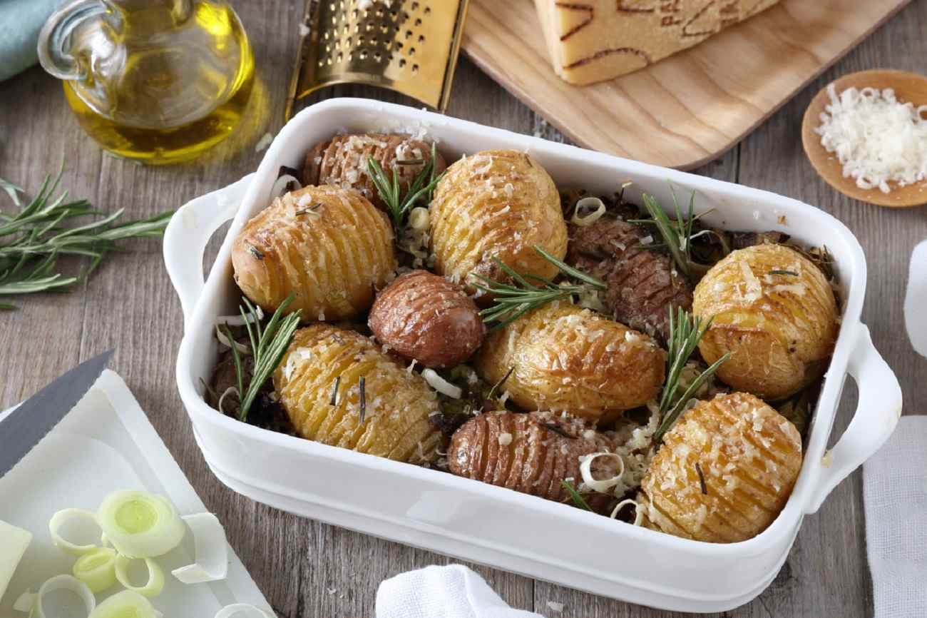 Teglia al forno di patate novelle, porri, rosmarino e Grana Padano