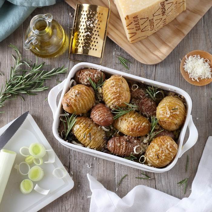 Teglia al forno di patate novelle, porri, rosmarino e Grana Padano
