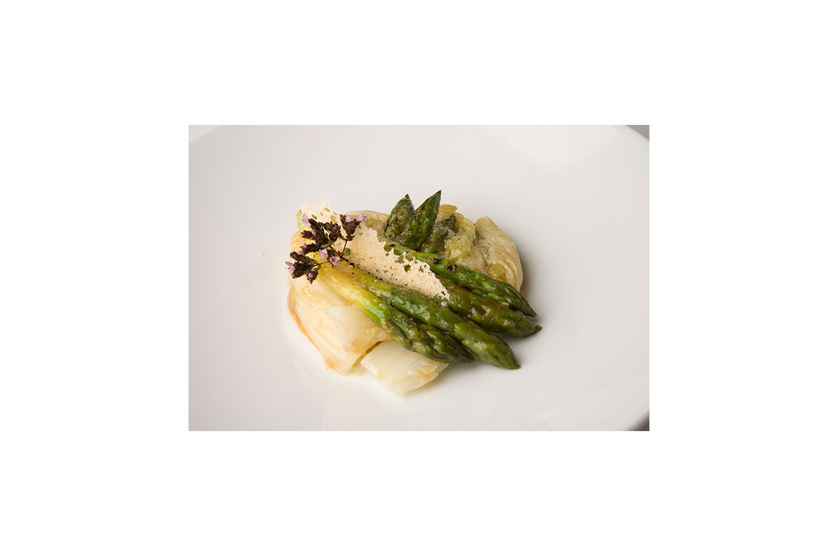 Cavolo cinese brasato con asparagi gratinati al Grana Padano