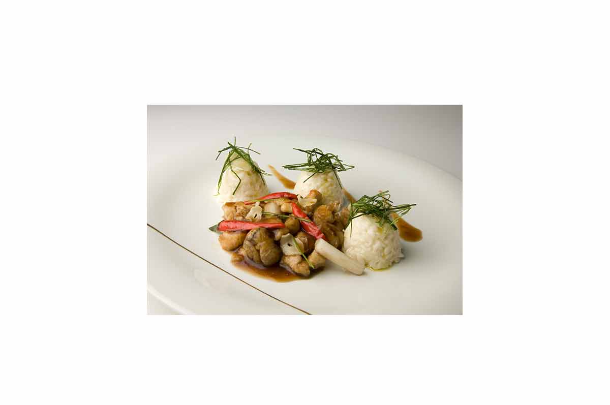 Cubetti di pollo piccanti fritti con timballo di riso ai ...