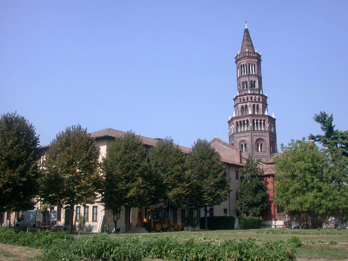Clocher lanterne de l&#39;abbaye de Chiaravalle de Milan (&#224; gauche)&lt;br&gt;Tour Ciribiciaccola de l&#39;abbaye de Chiaravalle de Milan (&#224; droite)