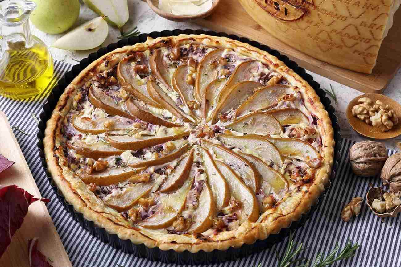 Herzhafte Radicchio-Ricotta-Tarte mit Birnen, Walnüssen und Grana ...