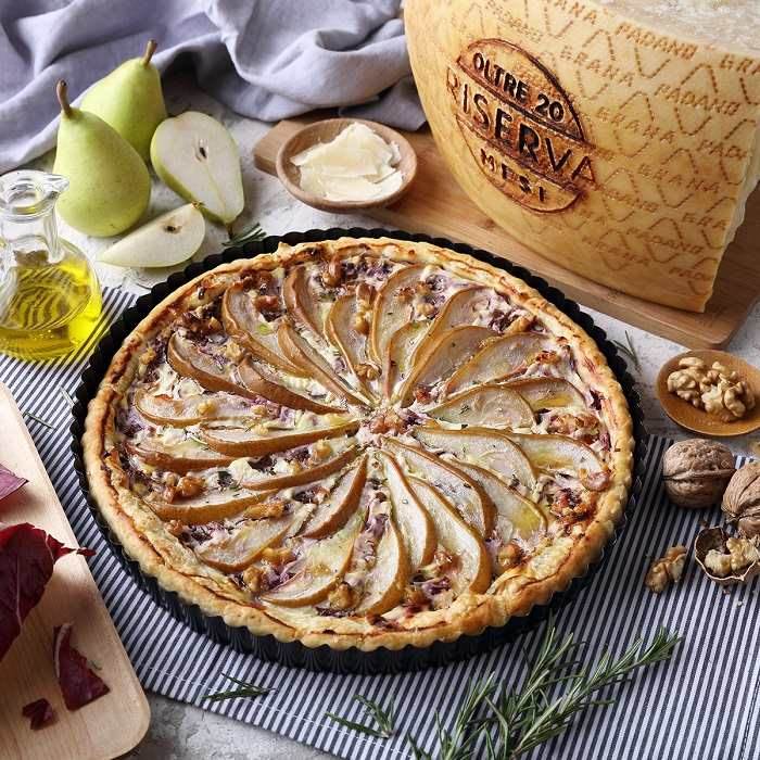 Herzhafte Radicchio-Ricotta-Tarte mit Birnen, Walnüssen und Grana Padano DOP (g. U.) „RISERVA”