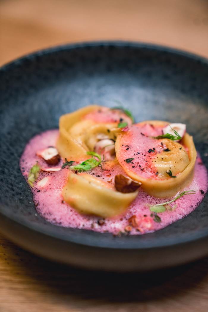 Selbstgemachte Tortelloni mit Grana Padano-Pilz Füllung auf Rote Bete ...