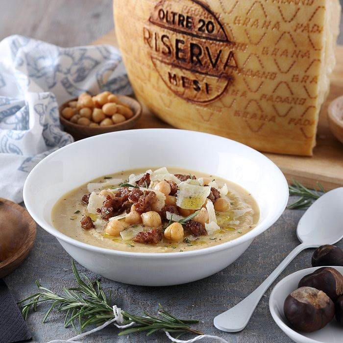Vellutata di ceci, castagne e salsiccia con rosmarino e Grana Padano DOP RISERVA