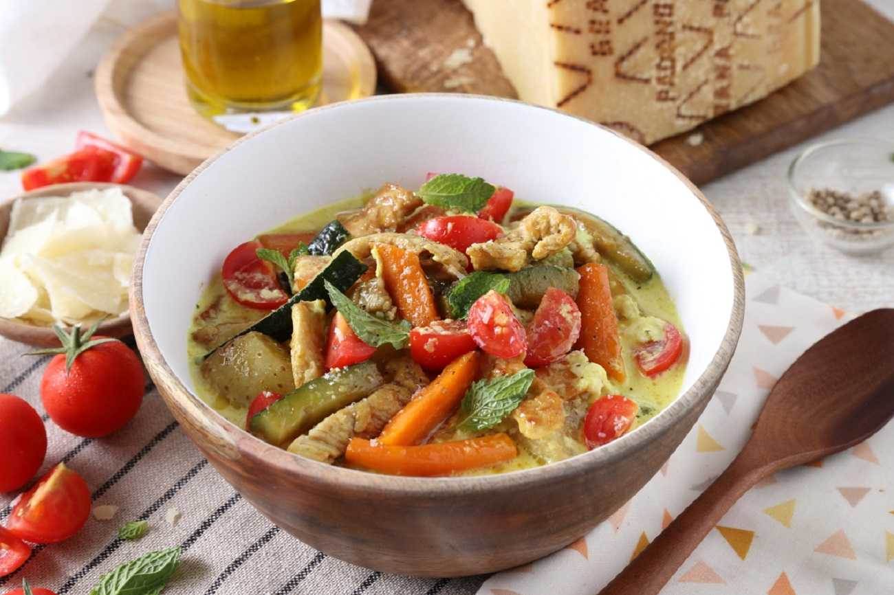 Sopa fría al curry con pollo, courgettes, patatas, zanahorias, cerezas y Grana Padano