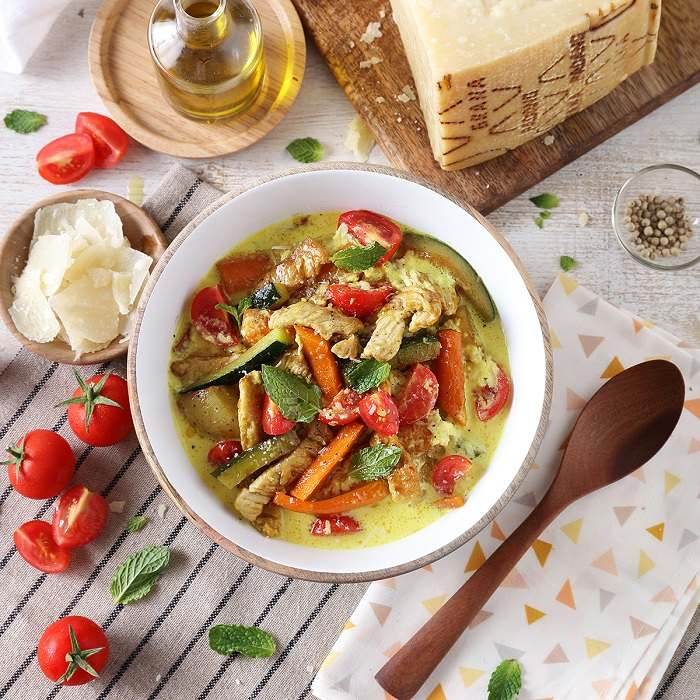 Sopa fría al curry con pollo, courgettes, patatas, zanahorias, cerezas y Grana Padano