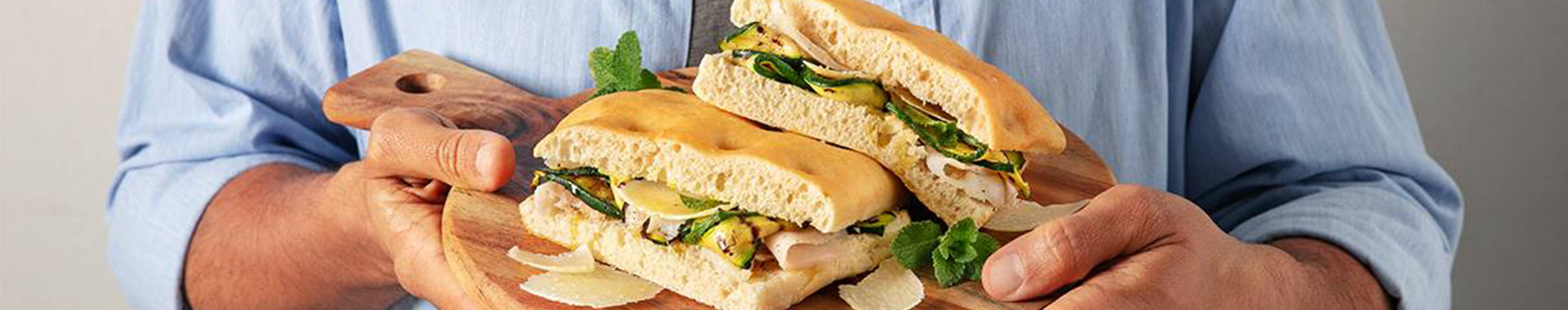 Focaccia_farcita_guanciale_zucchine_menta_scaglie_Grana_Padano-m