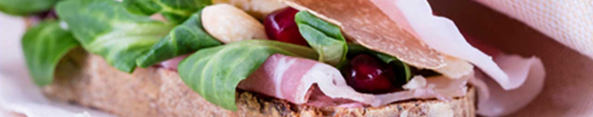 Bruschetta mit Prosciutto di San Daniele, Feigenkompott, Grana Padano ...