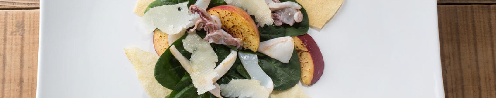 Insalata di spinaci e pesche, totani scottati e Grana Padano-m
