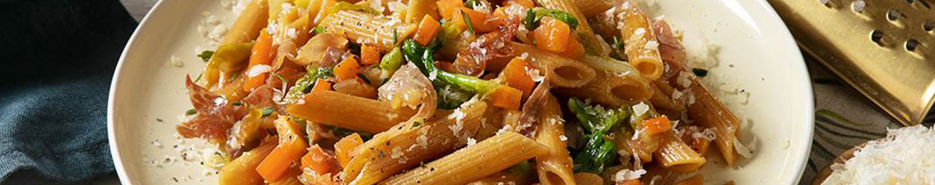 Penne integrali con prosciutto crudo, scarola, carote, timo-m