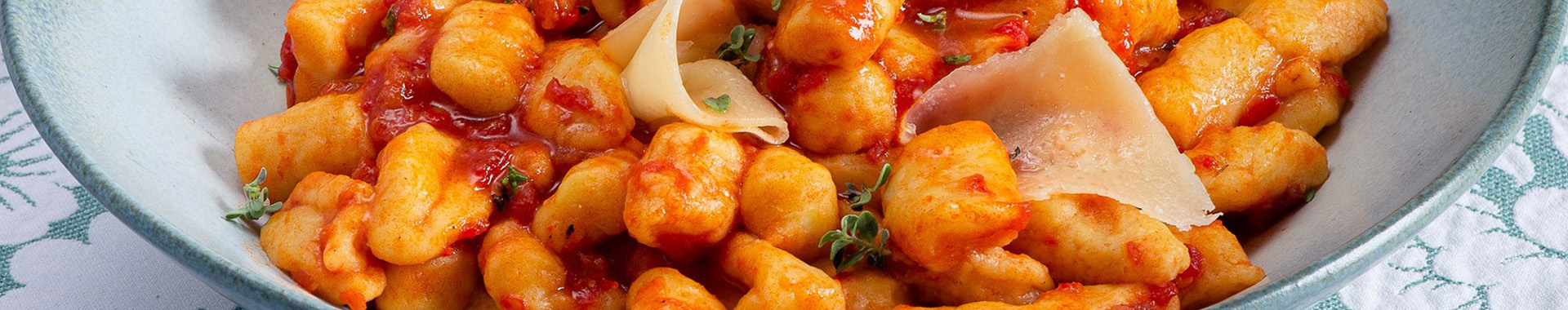 Preparazione Gnocchi con ragù e petali di Grana Padano2-m
