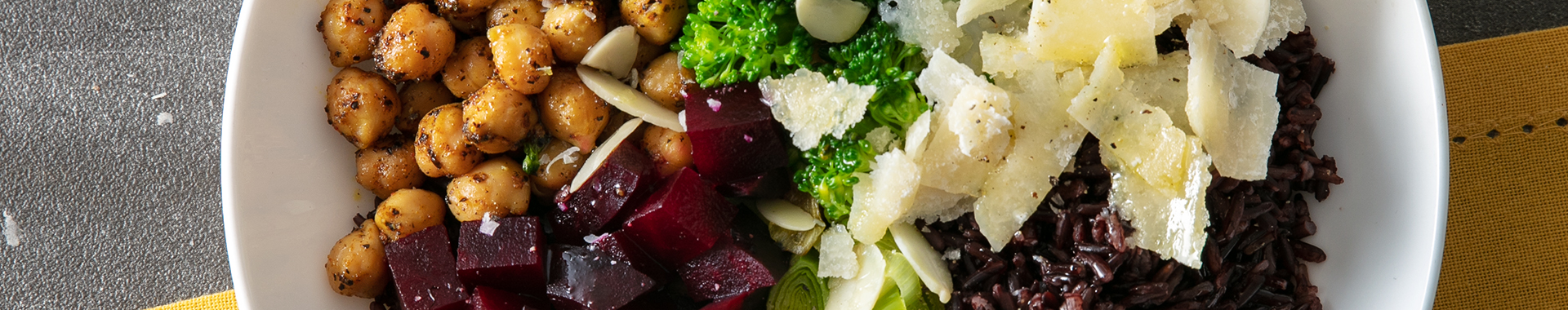 Riso-nero,-broccoli-al-vapore,-cavolo-viola,-porri,-ceci-e-scaglie-di-Grana-Padano-m