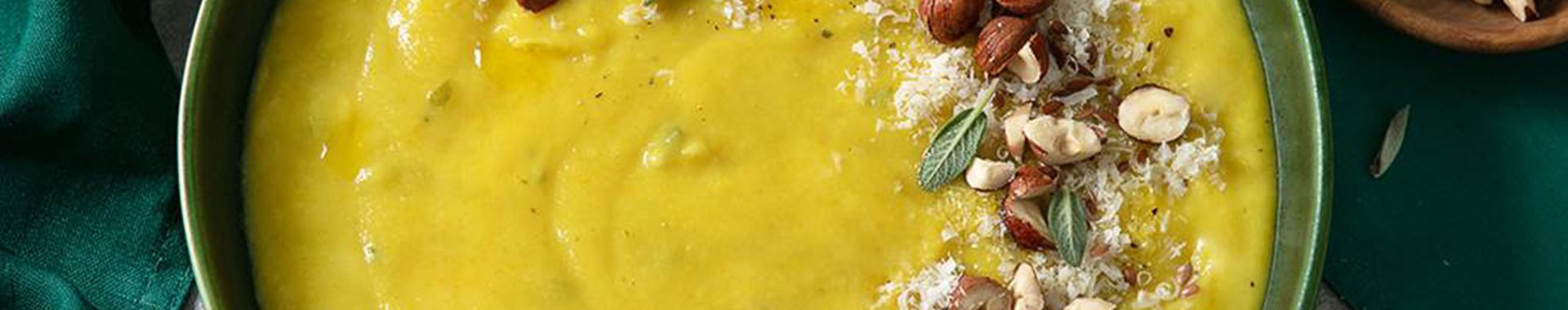 Vellutata di cavolfiore e curcuma con nocciole, salvia-m