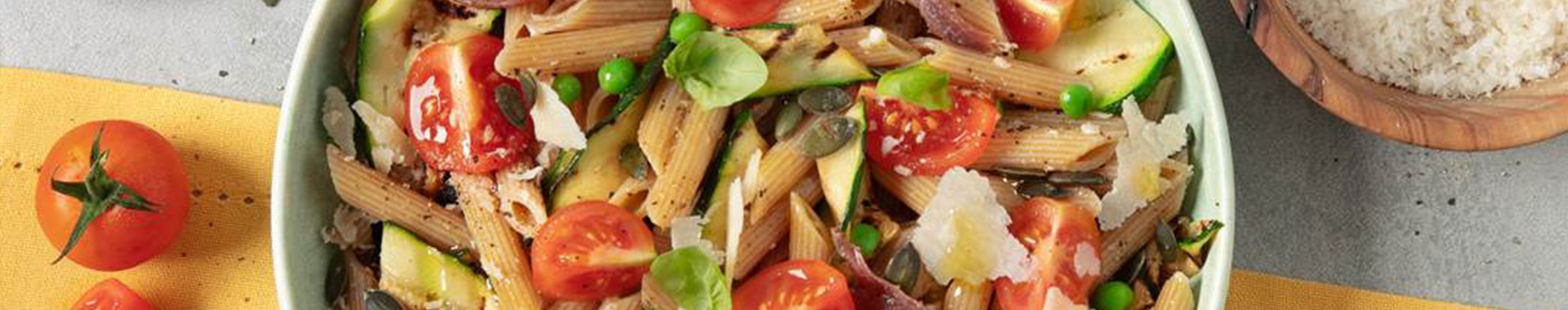 Nudelsalat mit gegrillten Zucchini, Sardellen, Kirschtomaten ...