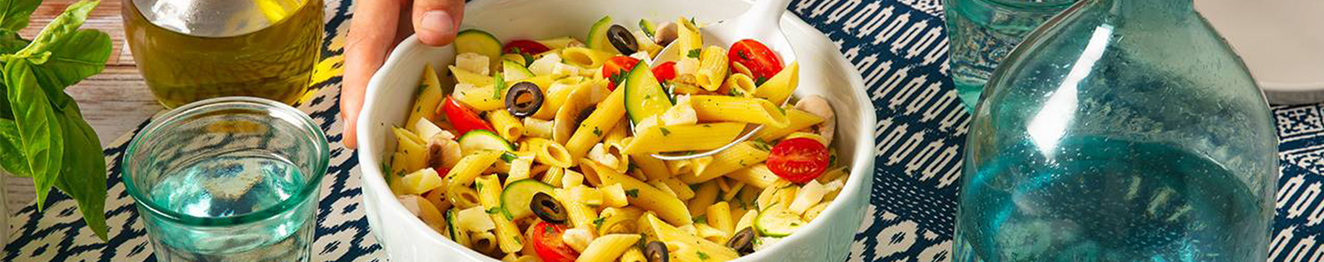 Penne-Salat mit Kirschtomaten, Zucchini, Pilzen, Oliven und Grana ...