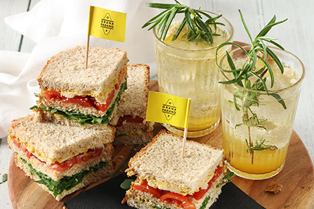 Analcolico-con-succo-di-ananas,-acqua-tonica,-zenzero-e-rosmarino-con-mini-tramezzini-di-pane-integrale,-pomodoro,-rucola,-senape-e-scaglie-di-Grana-Padano-g